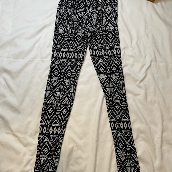No Boundaries size small (3-5) black and white boho leggings. - Picture 4 of 4